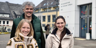 PRAESCO-Forscher von der Universität Siegen Zu sehen sind Rebecca Gerstenberg, Prof. Dr. Marc Hassenzahl und Ronda Ringfort-Felner vor dem Gebäude der Universität Siegen.